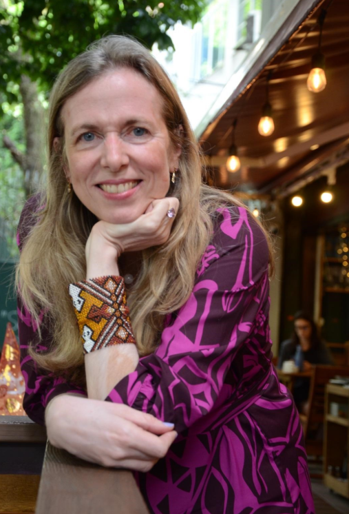 Flávia Lins e Silva celebra 25 anos de pilar e lançamentos no cinema, literatura e televisão