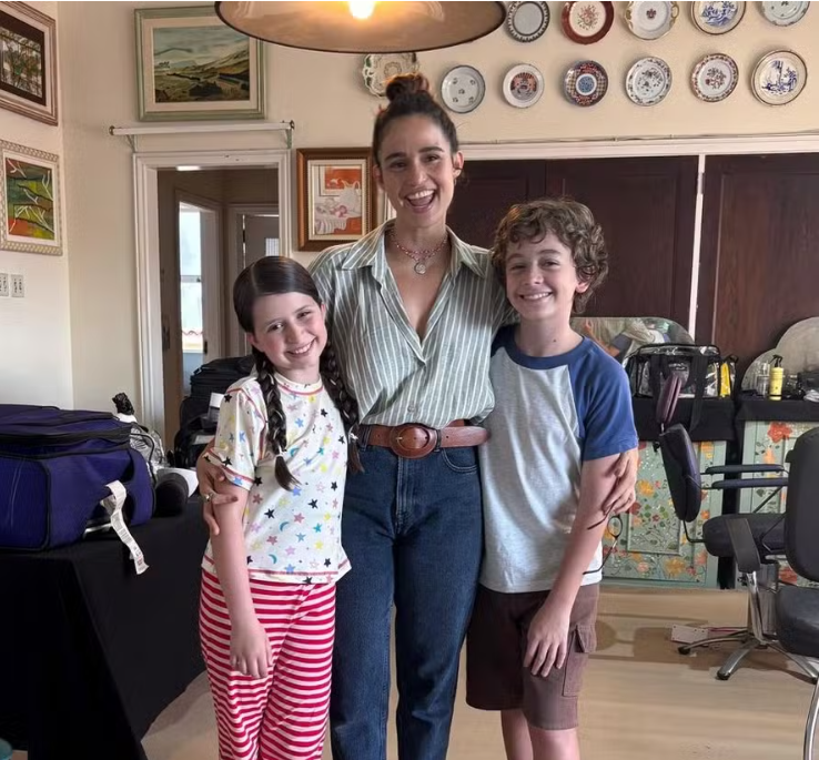 Atores mirins Lina Flor e Miguel Soares surgem com Nanda Costa nos bastidores do filme ‘O diário de Pilar na Amazônia’